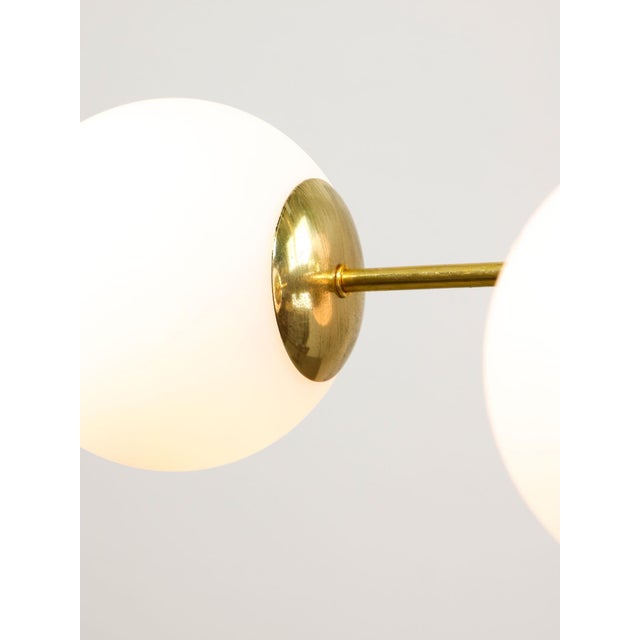 Takes 3x e27 light bulb (not included). A standard e26 american/canadian size also fits (tested). Works with 220v as well...