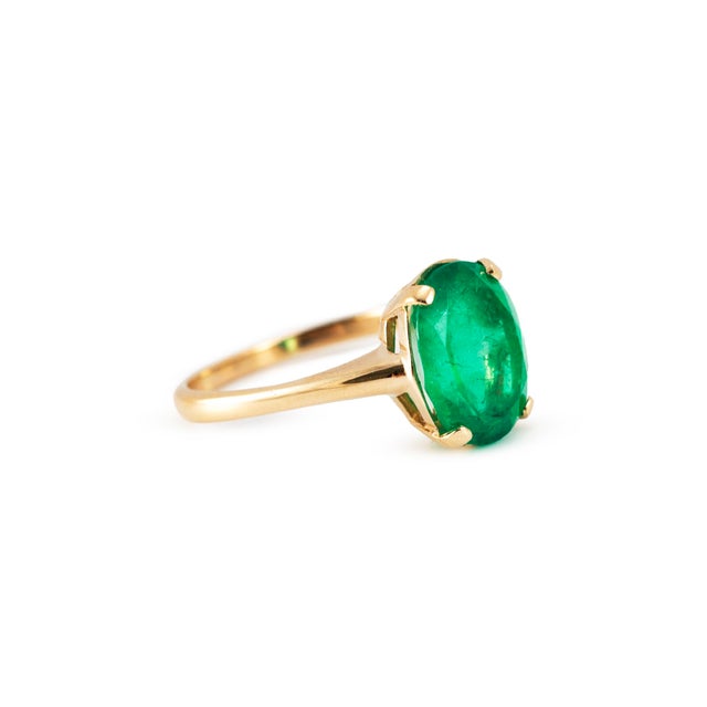 Modern Ladies 14k Yellow Gold 4.36ctw Gia Colombian Green Emerald Cocktail Ring, Size 9 For Sale - Image 3 of 10