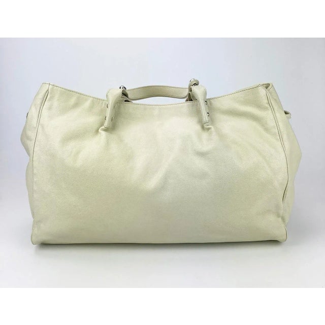 Chanel White Caviar Pocket in the City Large Tote in very good condition. Cream white glazed caviar exterior trimmed with...