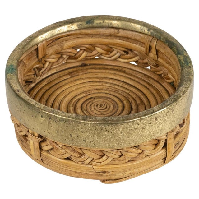 Midcentury beautiful small round centerpiece or bowl in rattan, bamboo and brass. Made in Italy in the 1970s.