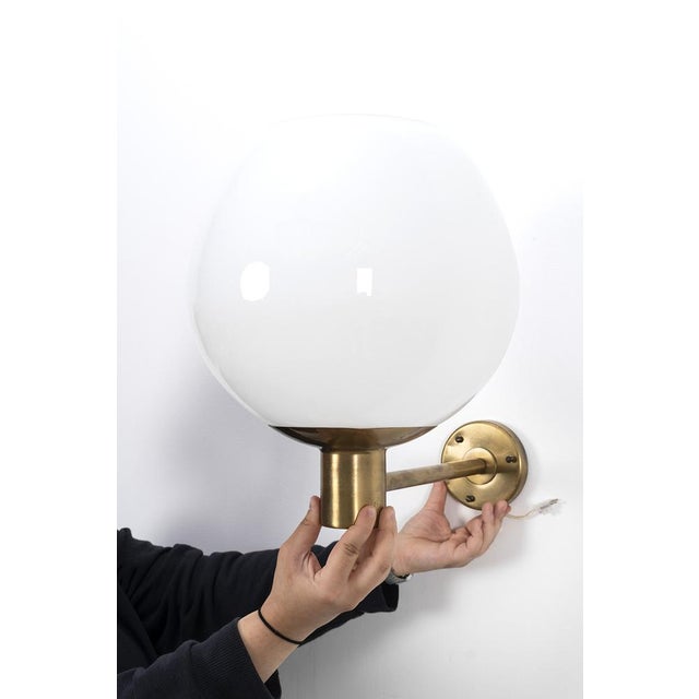 Sturdy brass wall lamp with white glass shade, 12 pieces available. Good vintage condition. Afmetingen h. 38 cm; b. 30 cm;...