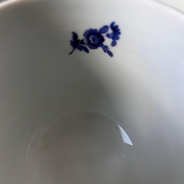 1990s Richard Ginori Cachepot With Blue and White Floral Design For Sale - Image 5 of 7