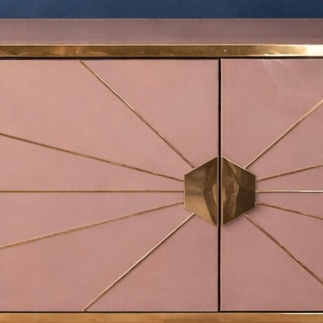 This contemporary sideboard stands out for its refined use of pink opaline glass, which gives the surface a luminous and...