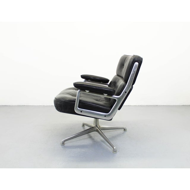 Mid-Century Modern Set of Vintage Lounge Chair with Ottoman by Charles and Ray Eames for Herman Miller, 1970s For Sale - Image 3 of 12