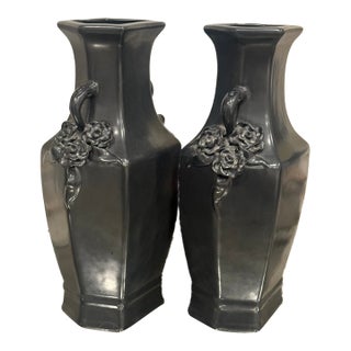 Pair of Chinese Porcelain Vases For Sale