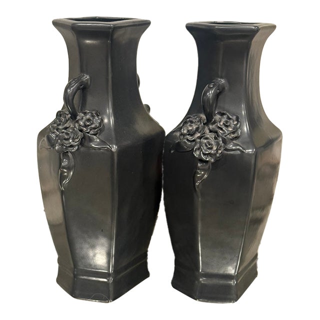 Pair of Chinese Porcelain Vases For Sale
