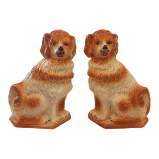 Early 20th Century Pair of Ceramic Staffordshire Spaniel Dogs For Sale