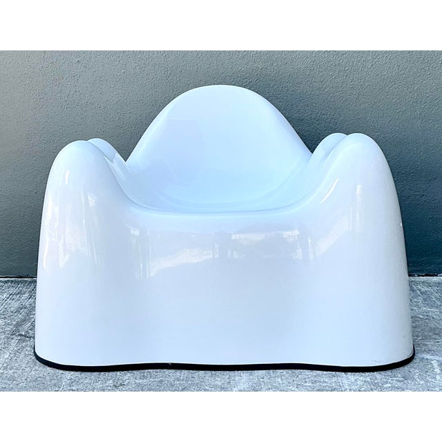 Designed by the legendary Wendell Castle, the "Molar" chair is an undisputed masterpiece of Space Age design and...
