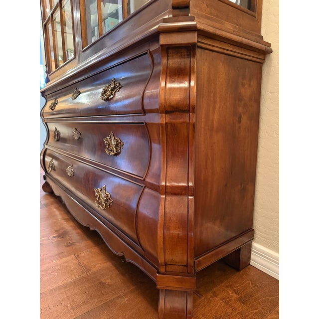 Wood Vintage 1975 Henredon Bombe China Cabinet / Display Hu For Sale - Image 7 of 12