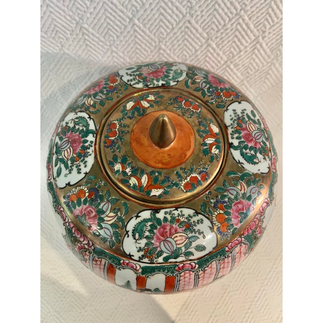 Vintage Chinese Famille Rose Chinoiserie Ginger Jar With Court Scene and Lid, 13.5 Inches - Republic to Mid Century Period For Sale In New Orleans - Image 6 of 13