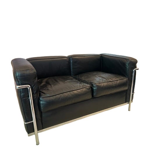 Authentic Cassina LC2 loveseat in black leather with polished chrome frame, designed by Le Corbusier, Pierre Jeanneret,...