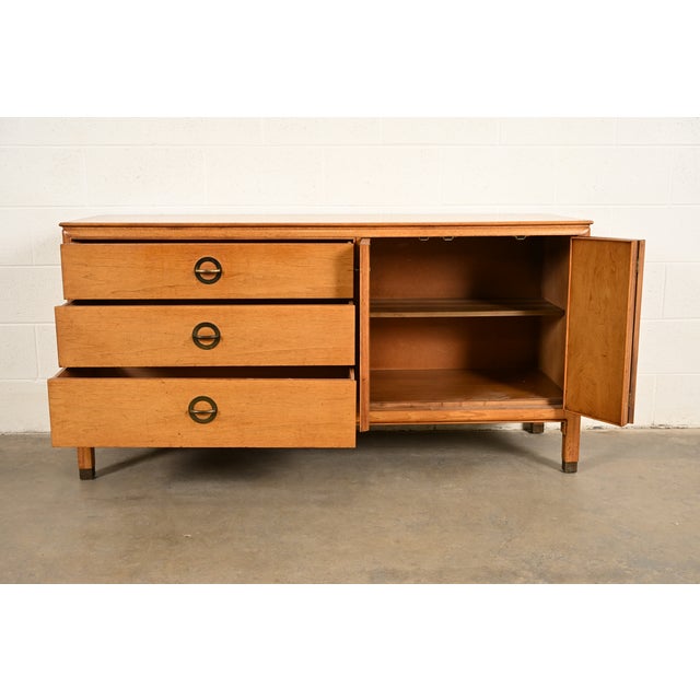 1960s Century Furniture Mid-Century Modern Hollywood Regency Walnut Sideboard Credenza, Circa 1960s For Sale - Image 5 of 18