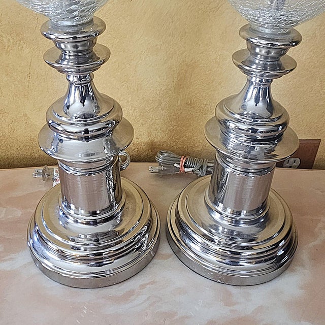 Metal Pair of Tall Chrome Crackle Glass Table Lamps – Vintage Hollywood Regency Glam 3-Way Lighting For Sale - Image 7 of 18