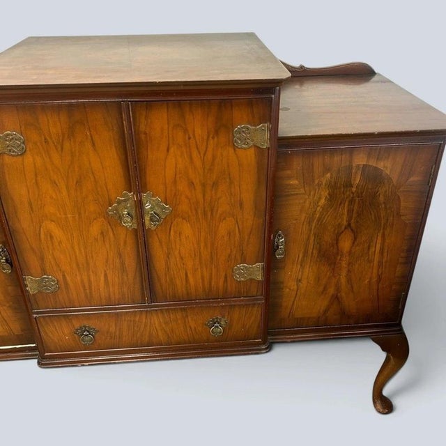 1930s Art Deco Walnut Cocktail Cabinet with Brass Hardware, 1930s For Sale - Image 5 of 6