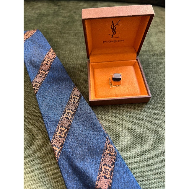 Vintage Yves Saint Tie Pin, Gold Plate and Stainless Steel, logo “Circa 1990s” For Sale In New York - Image 6 of 10