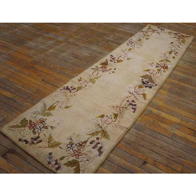 1930s Tan Beige Floral Folk Art Antique American Hooked Handknotted Wool Runner For Sale In New York - Image 6 of 13