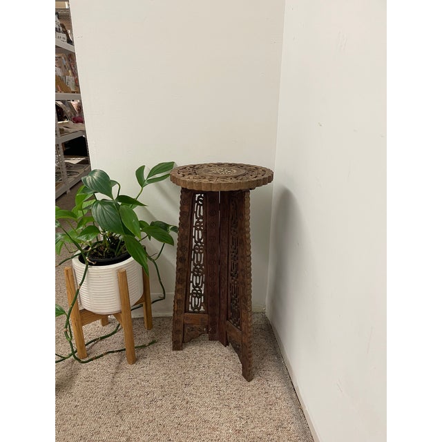 Indian 1970s Hand Carved Indian Wooden Pedestal Side Table With Inlay, Folding Base and Removable Top For Sale - Image 3 of 12