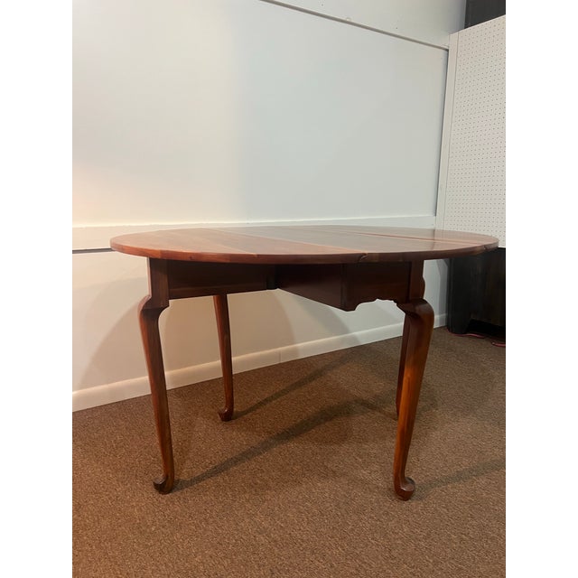 1950s Queen Anne Cherry Drop Leaf Gate Leg Oval Table For Sale - Image 10 of 12