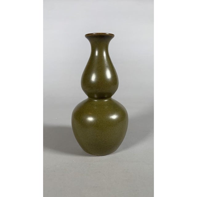 Qianlong period (1736 - 1795) Monochrome Gourd Vase, Green Porcelain "Tea Powder" For Sale