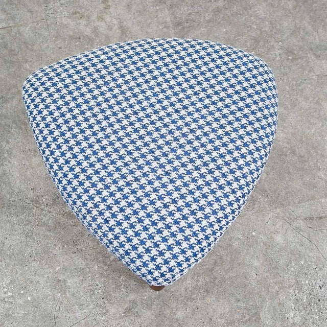 1960s Mid Century Danish Modern Tripod Ottoman 3 Legs Wood Rolling Blue White Triangle For Sale - Image 5 of 12