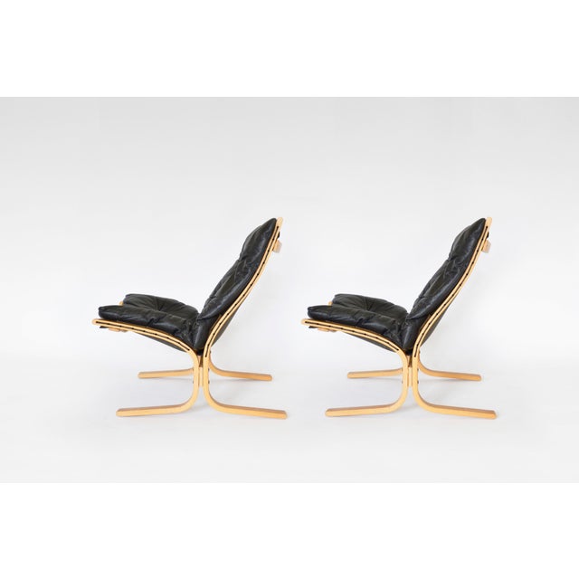 A beautifully preserved pair of vintage Siesta Lounge Chairs Attributed to Norwegian designer Ingmar Relling for Westnofa,...