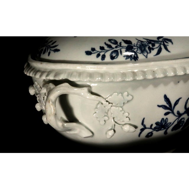 Ceramic Late 18th Century First Period Worcester Porcelain Soup Tureen, Cover and Stand, Pine Cone Pattern, Blue and White For Sale - Image 7 of 16