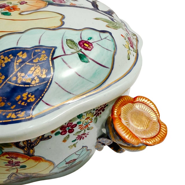 Blue 1990s Mottahedeh Tobacco Leaf Porcelain Tureen With Underplate, Hand-Painted With Gilt Details, Portugal For Sale - Image 8 of 18