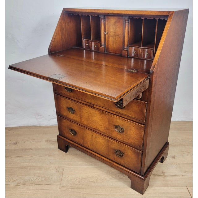 Edwardian Bureau Desk in Walnut, 1910 For Sale - Image 4 of 18