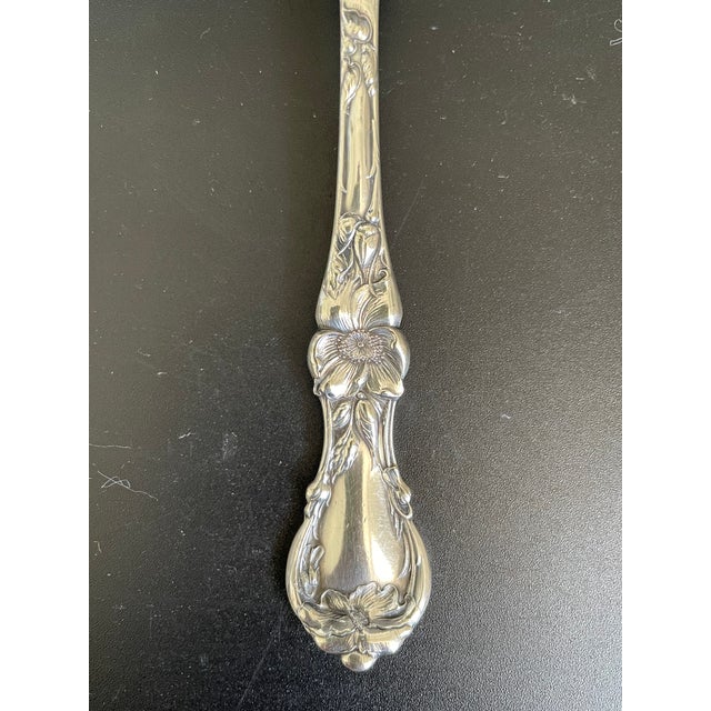 1900 - 1909 Antique Art Nouveau 1835 R. Wallace A1 Floral 1902 Silverplate Cold Meat Serving Fork For Sale - Image 5 of 9
