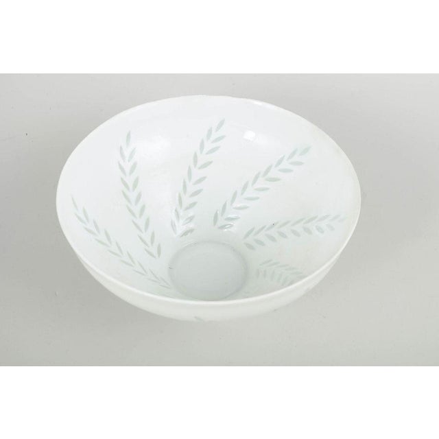 Friedl Holzer-Kjellberg for Arabia Large bowl, mid-20th century. Large bowl in white porcelain with a subtle leaf motif...