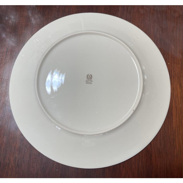 Lenox Presidential "Special" Holly, 10 1/2" 24k Gold rimmed bone chine serving plate in Holly & Berry pattern.