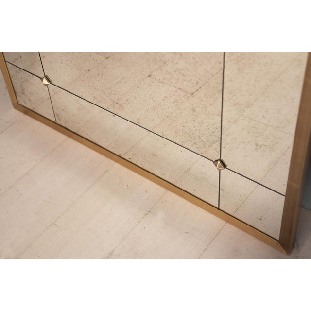 In this card, rectangular mirror measuring 101 x 200h cm, frame in burnished brass, edge L 3x3 cm, mirror with aged effect...