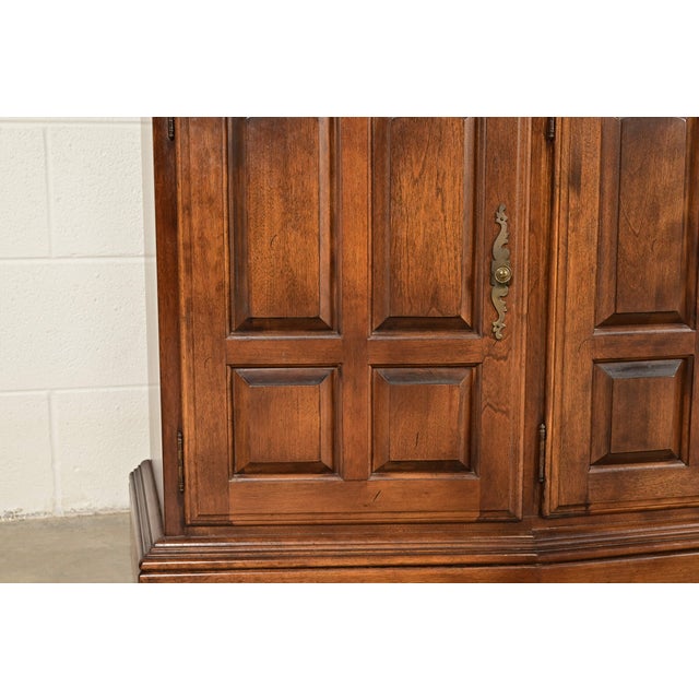 Ethan Allen Georgian Solid Maple Lighted Breakfront Bookcase Cabinet For Sale - Image 13 of 17