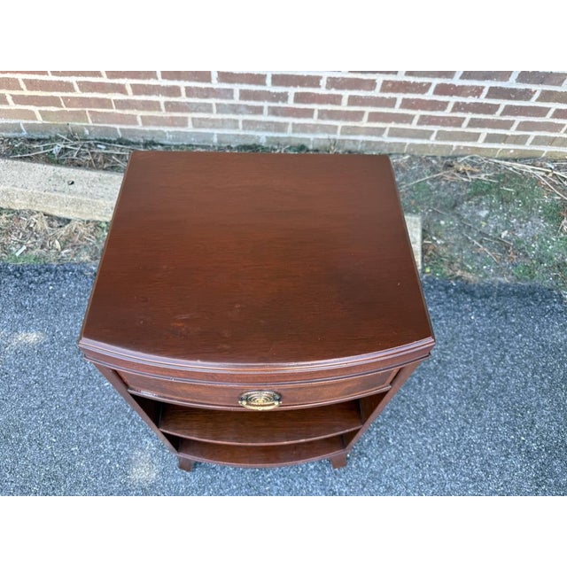 Mid 20th Century Mid 20th Century Pair of Frederal Style Bowfront Mahogany 1 Drawer Nightstands by Rway Furniture For Sale - Image 5 of 17