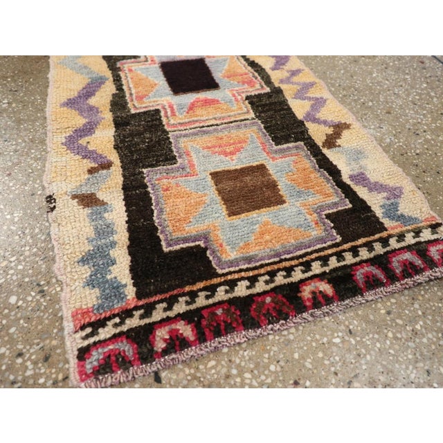 Galerie Shabab Collection Mid-20th Century Handmade Turkish Anatolian Throw Rug For Sale In New York - Image 6 of 8