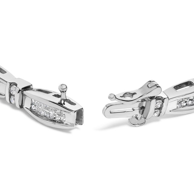 Elegance and sophistication are encapsulated in this exquisite 14K white gold bracelet, bathed in a rhodium finish that...