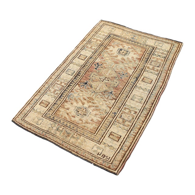 Add understated elegance to your home with this finely woven 2'2" x 3'1" accent piece from our Ariana Hazara Collection....