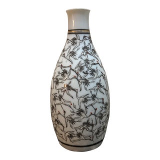Vintage Japanese Kutani "Thousand Cranes" Porcelain Tokkuri Sake Bottle For Sale