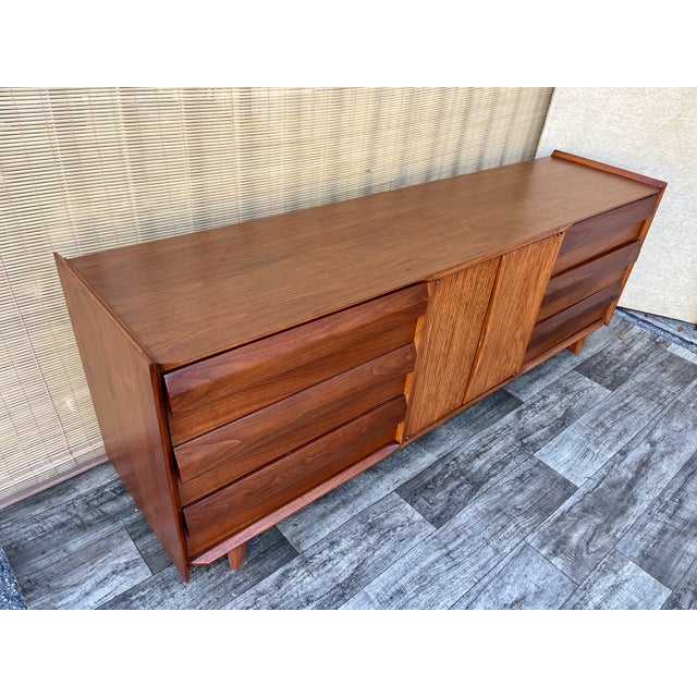 1960s Fully Refinished Mid Century Modern 9 Drawers Dresser /Credenza by Lane Altavista Furniture. Circa 1960s For Sale - Image 5 of 18