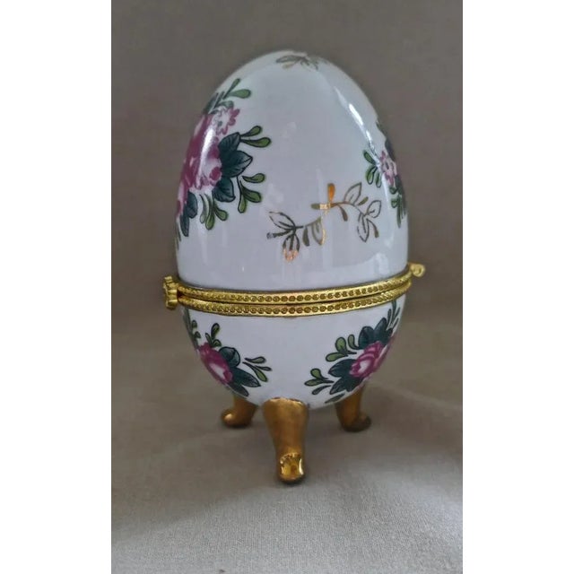 Vintage rose chintz egg shaped ceramic trinket box with hinged lid. This 20th century vintage ceramic egg (Trinket Box)...