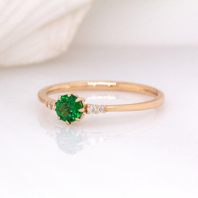 Tsavorite Garnet & Diamond Ring in 14k Yellow Gold – Round Shape 4mm, Size 6.75 For Sale - Image 4 of 7