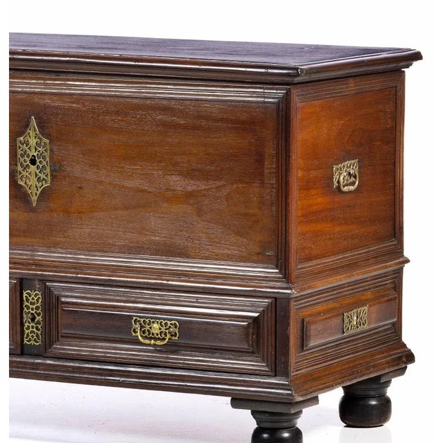 Portuguese chest with two drawers 18th century in vignette wood with rosewood frames. Gold metal hardware. Dim.: 82 x 122...