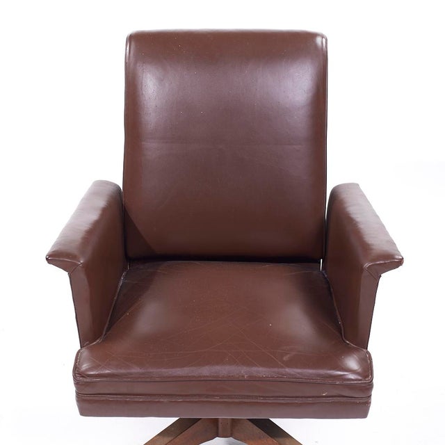 Stow Davis Mid-Century Modern Leather Executive Swivel Desk Chair For Sale - Image 9 of 9