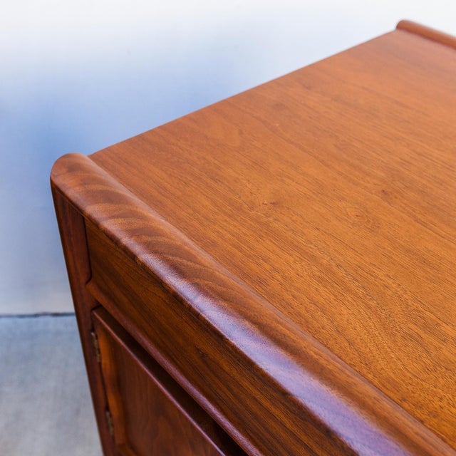 Brown 1960s Restored Barney Flagg for Drexel “Parallel” Mid Century Walnut Nightstands For Sale - Image 8 of 12