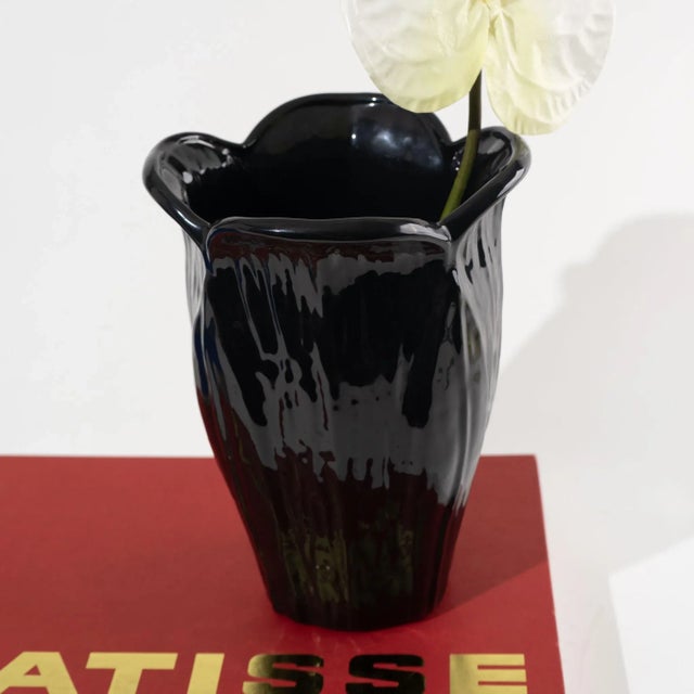 Vintage 1980s ceramic flower vase by Haeger. This stunning vase features Haeger's iconic glossy glaze in black. Perfect...