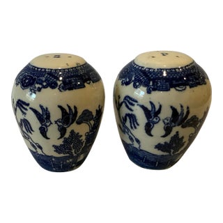 Vintage Blue Willow Ceramic Salt & Pepper Shakers – Blue & White For Sale