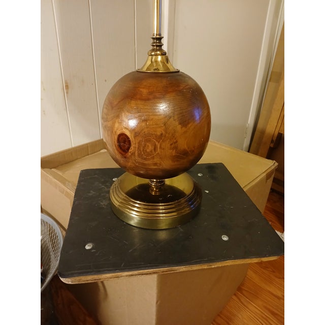 1980s Cedar Burl and Brass Table Lamp For Sale - Image 4 of 10