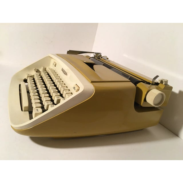 1950s Vintage Mustard Royal Safari Typewriter With Case & Key For Sale - Image 5 of 13