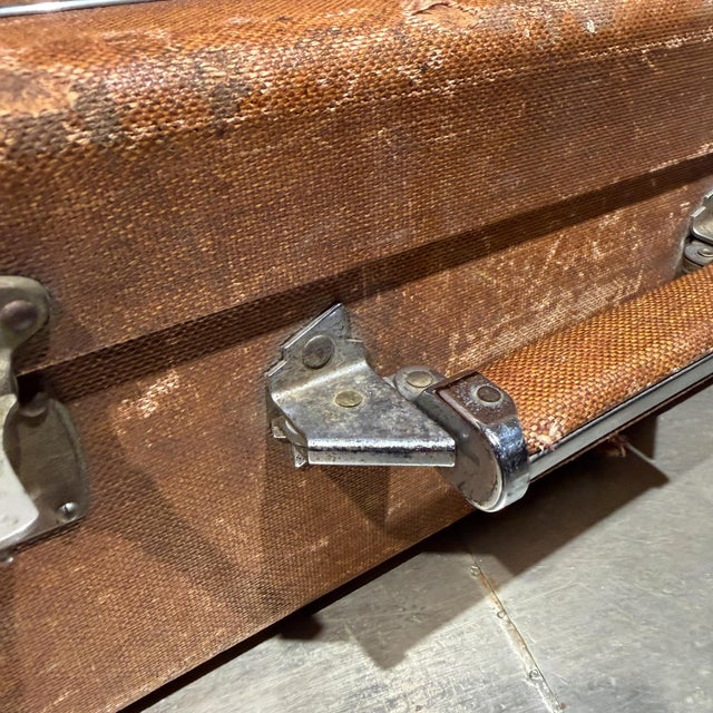 Louis Vuitton Weathered Brown Vintage Suitcase With Metallic Latches Industrial For Sale - Image 4 of 16