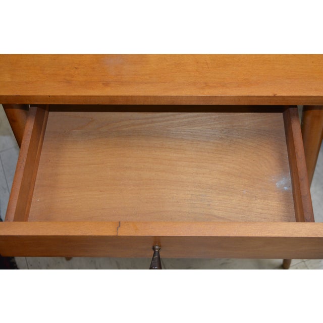 Mid Century Modern Attributed to Paul Mc Cobb Maple Planner End / Side Table or Nightstand W/ Drawer For Sale - Image 6 of 16